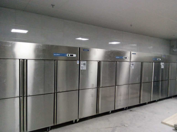 四川四門(mén)冰柜選擇時(shí)需要注意哪些方面？